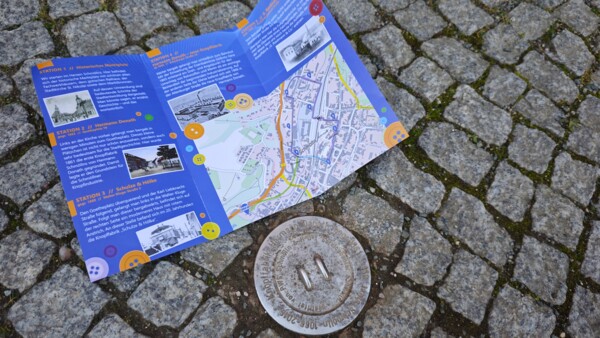 Flyer und Gedenkstein am Goetheplatz