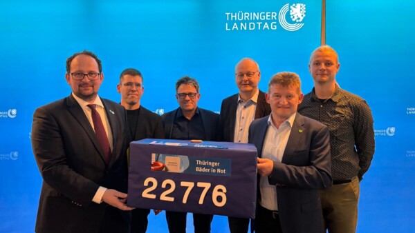 V.l.n.r.: Landtagspräsident - Dr. Thadäus König, Vertreter der Initiative: Schmöllns Bürgermeister - Sven Schrade, Geschäftsführer der Erfurter Bäderbetriebe – Dirk Hesse, Vorstand des Badbetriebes in Bad Tabarz – Thomas Fröhlich, Geschäftsführer Thüringentherme Mühlhausen – Martin Fromm und Geschäftsführer Stadtwerke Schmölln– Severin Kühnast