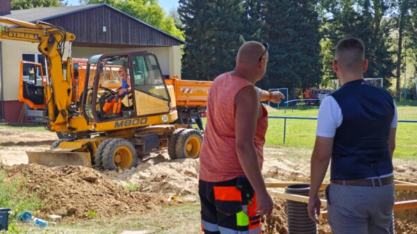 Umbau Spielplatz Nöbdenitz - Bauhofsmitarbeiter und Bürgermeister im Gespräch