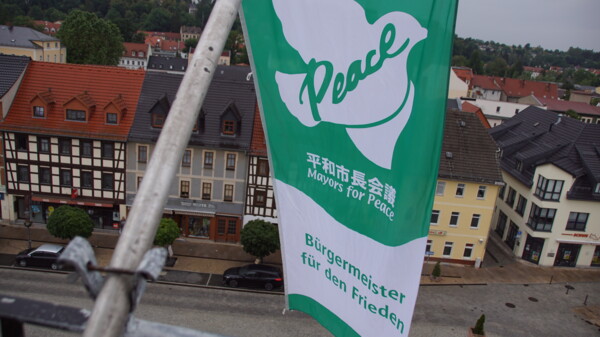 Mayor for Peace Flagge über dem Schmöllner Markt