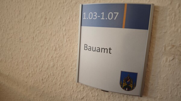 Hinweisschild Bauamt im Rathaus