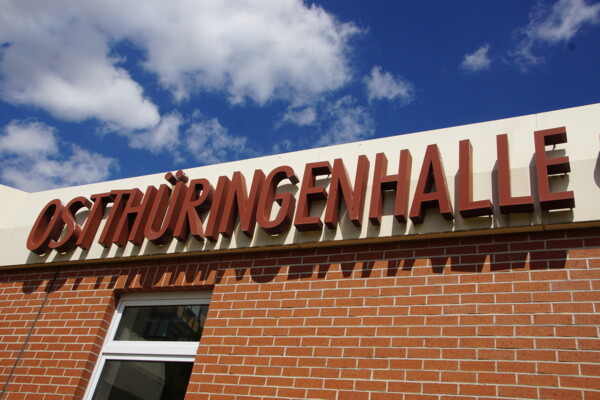 Schriftzug Ostthüringenhalle an der Hallenaußenwand