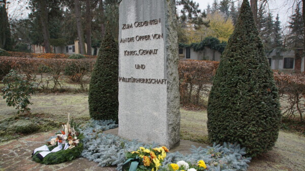Der Gedenkstein am Friedhof