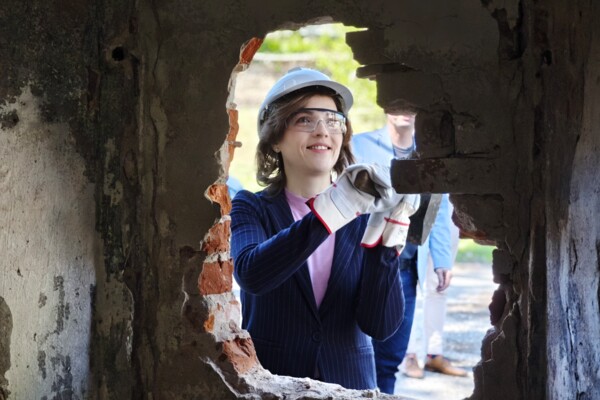 Elisabeth Kaiser beteiligte sich an den Arbeiten zur Umgestaltung der Schlossbrauerei in einen Dorfladen und stemmte selbst symbolisch ein Fenster frei.