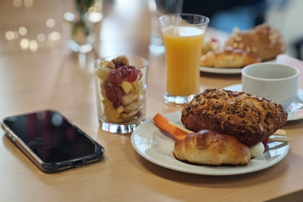 Gefüllter Teller, daneben ein Handy Gefüllter Teller, daneben ein Handy