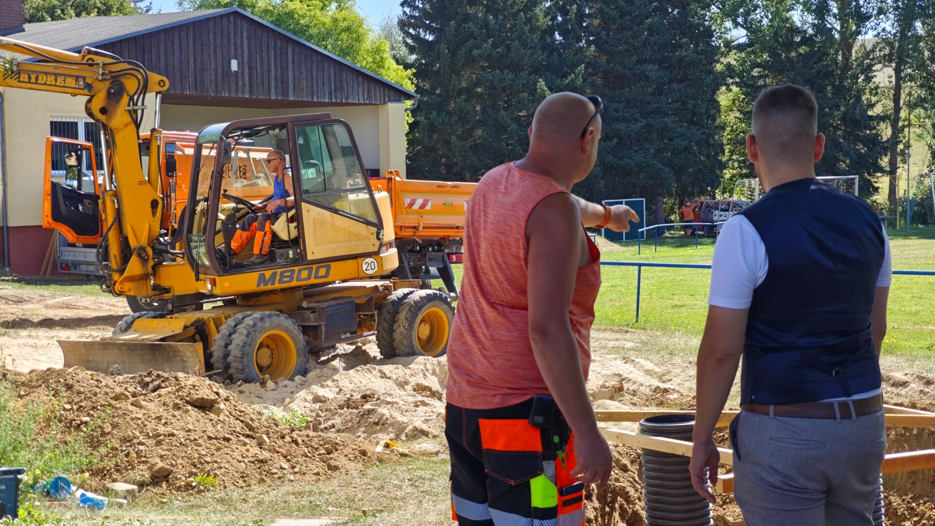Umbau Spielplatz Nöbdenitz - Bauhofsmitarbeiter und Bürgermeister im Gespräch Umbau Spielplatz Nöbdenitz - Bauhofsmitarbeiter und Bürgermeister im Gespräch