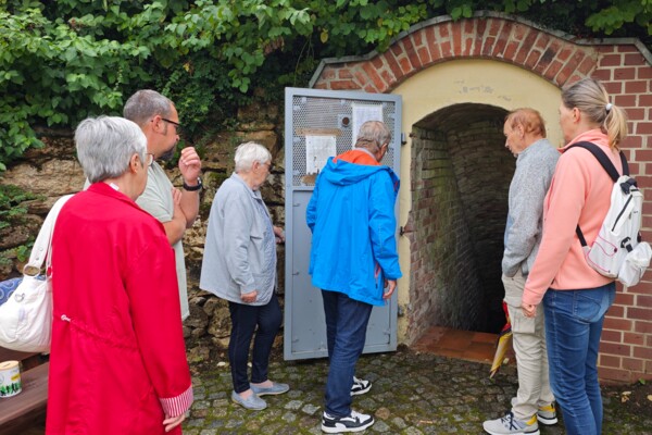 Schlange stehen vor dem Bergkeller Schlange stehen vor dem Bergkeller