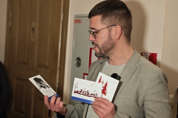 Bürgermeister Sven Schrade zeigt die neuen Grußkarten mit Bildern von Luise Neupert Bürgermeister Sven Schrade zeigt die neuen Grußkarten mit Bildern von Luise Neupert