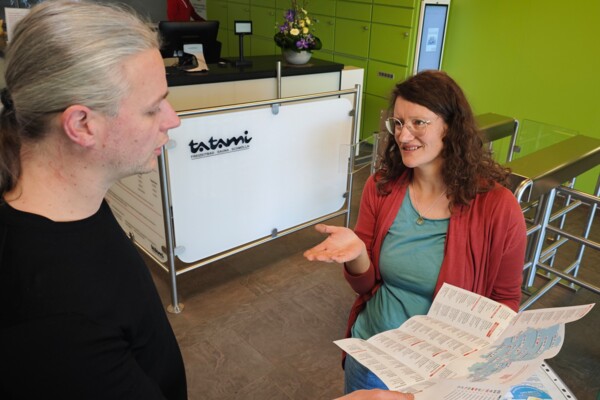 Severin Kühnast und Katrin Früchtl tauschen sich über die Eckdaten der Mehrfamilienkarte aus.