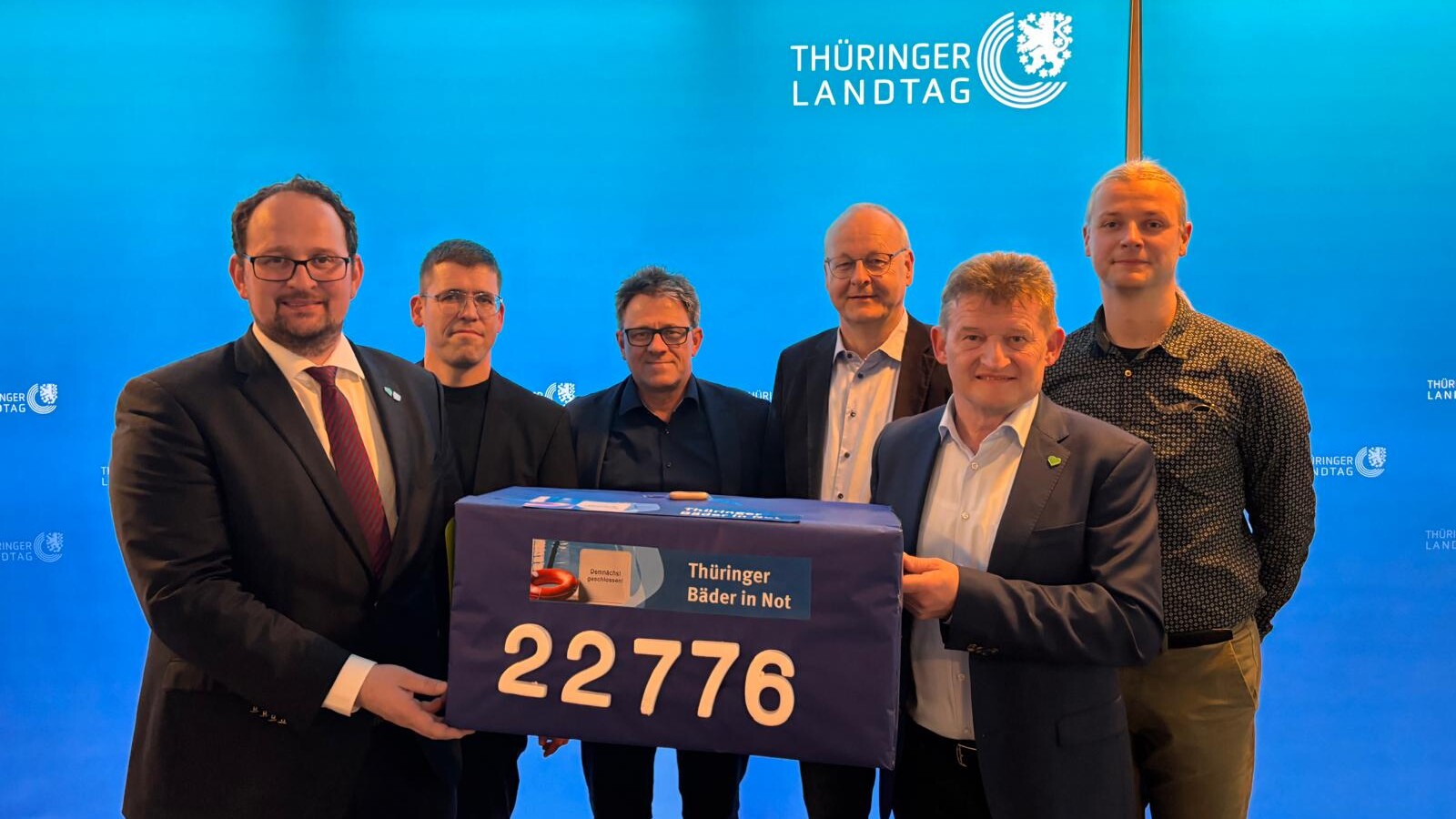 V.l.n.r.: Landtagspräsident - Dr. Thadäus König, Vertreter der Initiative: Schmöllns Bürgermeister - Sven Schrade, Geschäftsführer der Erfurter Bäderbetriebe – Dirk Hesse, Vorstand des Badbetriebes in Bad Tabarz – Thomas Fröhlich, Geschäftsführer Thüringentherme Mühlhausen – Martin Fromm und Geschäftsführer Stadtwerke Schmölln– Severin Kühnast