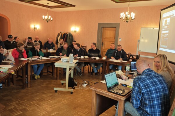 Teambesprechung zur Mutzbraten-Meisterschaft