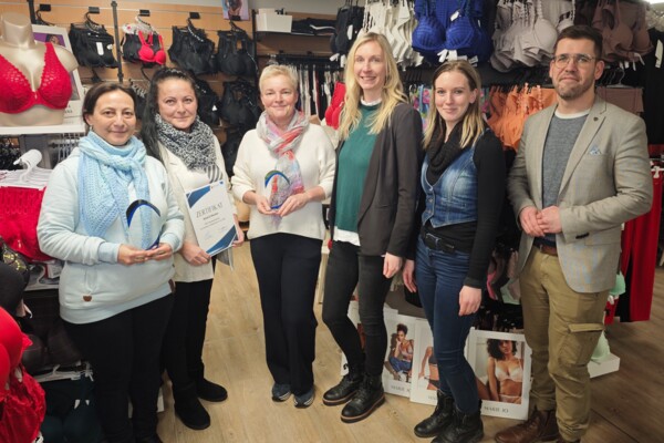 v.l.n.r: Kristin Mielke (Buchhandel Goerke), Sandra Rößel (Hemd & Höschen), Anke Burkhardt (Hemd & Höschen), Wirtschaftsförderin Julia Waldmann, Samantha Dähring (Getränke Donat), Bürgermeister Sven Schrade 