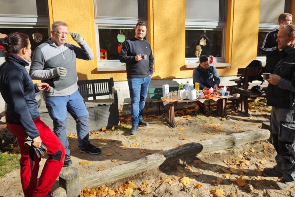 Pause beim Zaunbau in Nöbdenitz Pause beim Zaunbau in Nöbdenitz