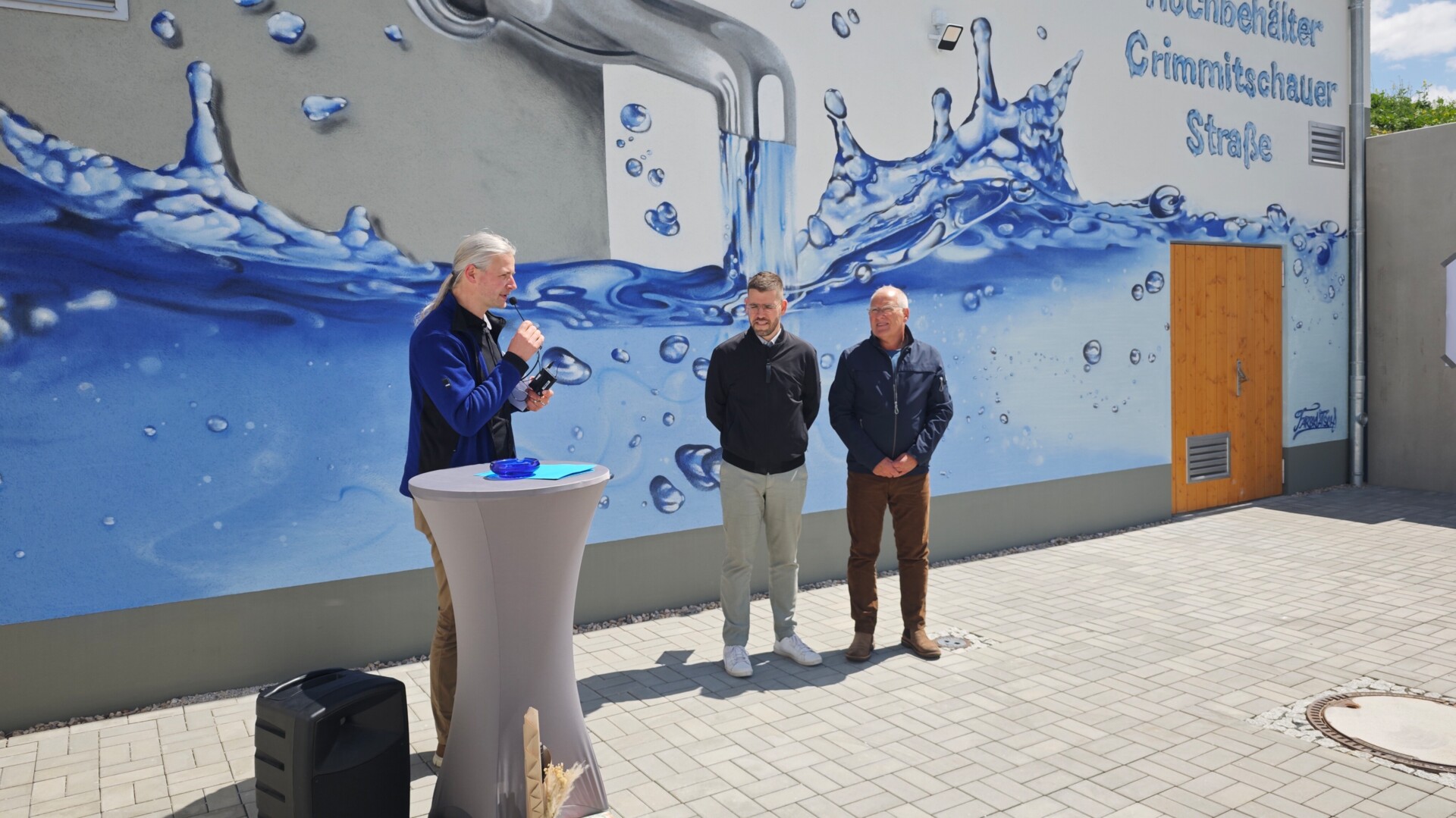 Severin Kühnast, Geschäftsführer der Stadtwerke Schmölln, erzählt einige Fakten rund um das Projekt. Daneben stehen Bürgermeister Sven Schrade und Aufsichtsratvorsitzender Claus Katzenberger.