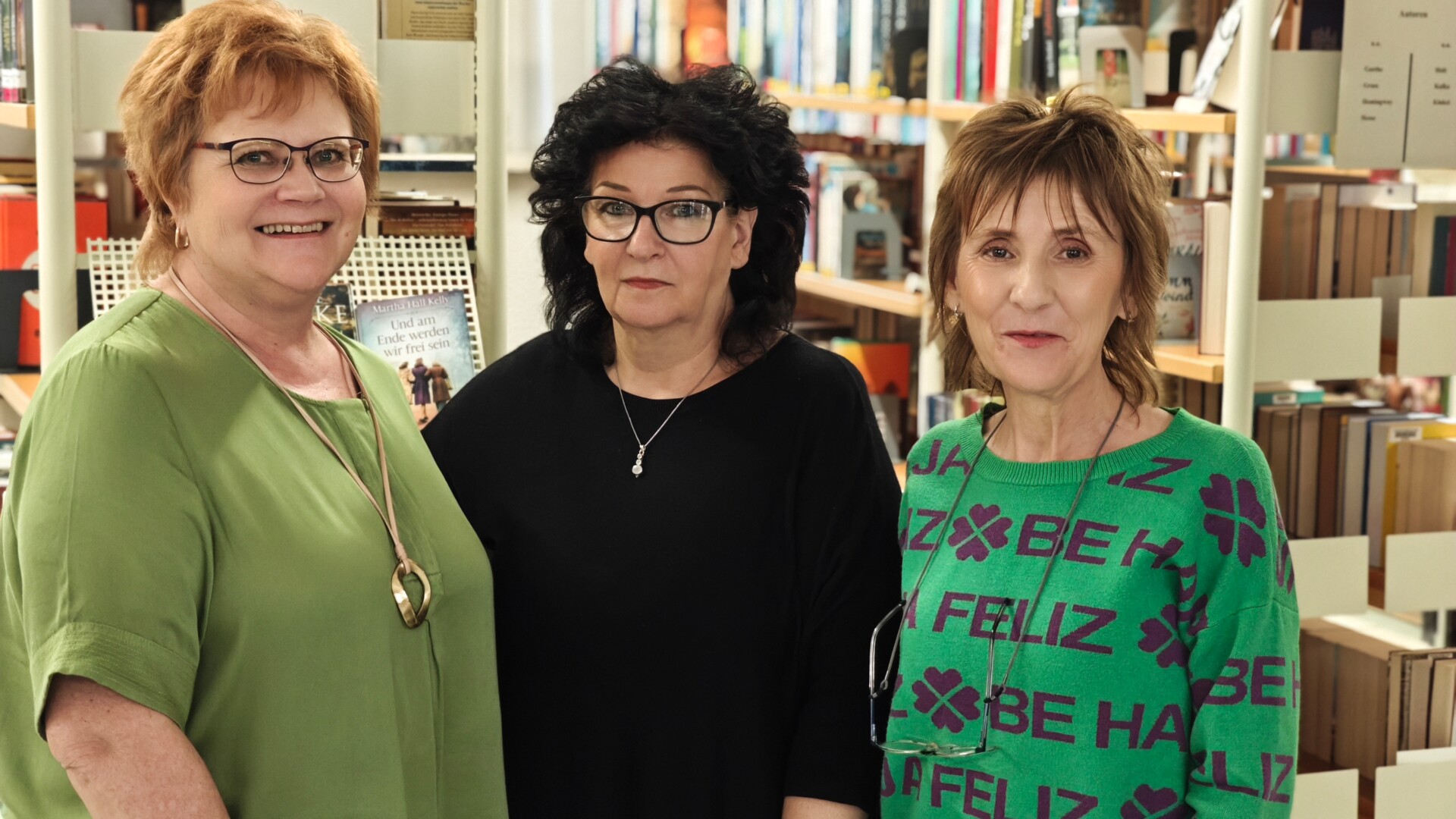 Das Bibliotheks-Team mit Heike Härich, Silvia Stawitzki und Heike Milke Das Bibliotheks-Team mit Heike Härich, Silvia Stawitzki und Heike Milke, im Hintergrund Bücherregale