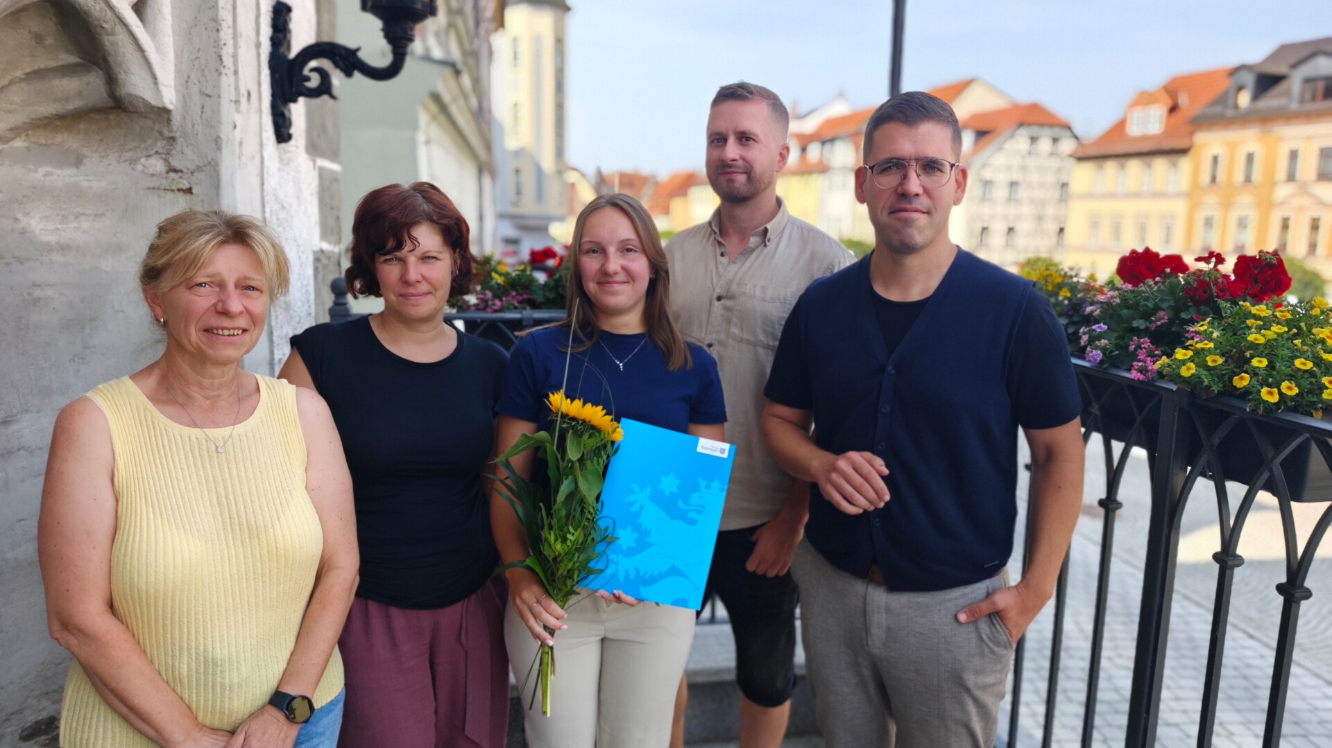 V.l.n.r.: Silke Rommel (Personalrat), Jacqueline Rödel (Leitung Hauptamt), Juliette Appeldelder, Felix Krämer (Leitung Bauamt sowie Bürgermeister Sven Schrade gratulierten zum Abschluss. V.l.n.r.: Silke Rommel (Personalrat), Jacqueline Rödel (Leitung Hauptamt), Juliette Appeldelder, Felix Krämer (Leitung Bauamt sowie Bürgermeister Sven Schrade gratulierten zum Abschluss.