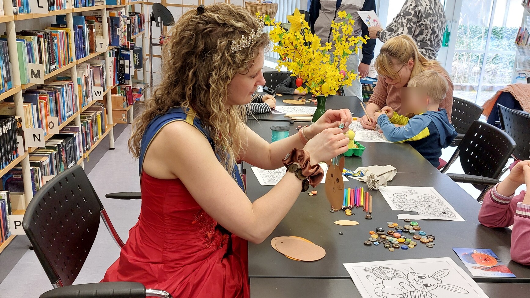 Die Knopfprinzessin Constanze I. beim Basteln in der Bibliothek