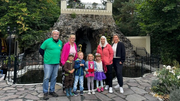 Den ersten Platz errang die Gruppe 6 der Kindertagesstätte „Am Finkenweg“ mit ihren Erzieherinnen Sandra Hesselbarth und Manja Hänsch. Gemeinsam mit den Kindern Simon, Merle, Haily und Charly überzeugten sie die Jury mit einem besonders gelungenen Gruppenbild.