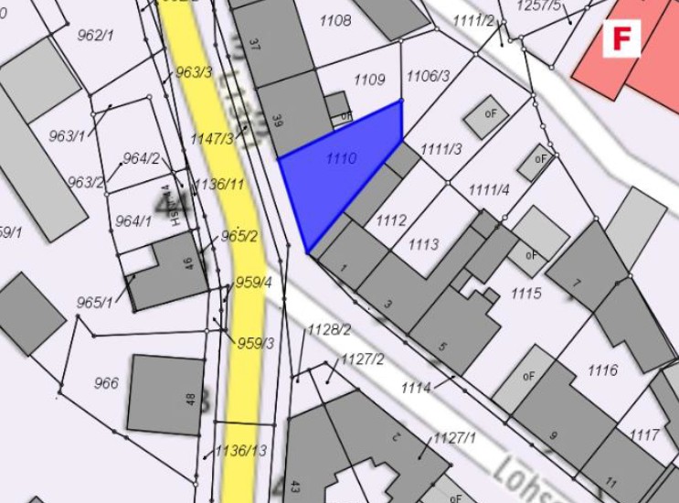 Satellitenaufnahme (Blick von oben) auf das blau markierte unbebaute Grundstück in der Nähe der Crimmitschauer Straße / Lohsenstraße, das zum Verkauf steht