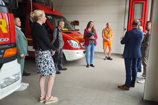 Großer Teilnehmerkreis beim Besuch der Schmöllner Feuerwehr