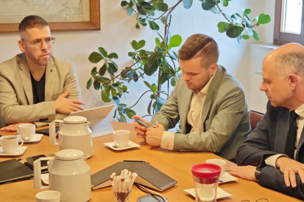 Bürgermeister Sven Schrade hört den Berichten von Norman Müller aufmerksam zu.