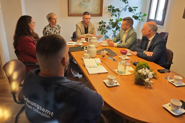 Norman Müller sitzt mit dem Bürgermeister und dem Ordnungsamt zum Gespräch am Tisch.