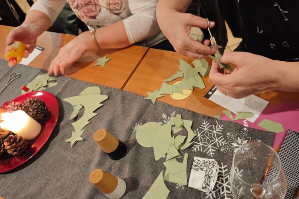 Gemeinsam testeten die Gäste das Arbeiten mit der Schere aus. Gemeinsam testeten die Gäste das Arbeiten mit der Schere aus.