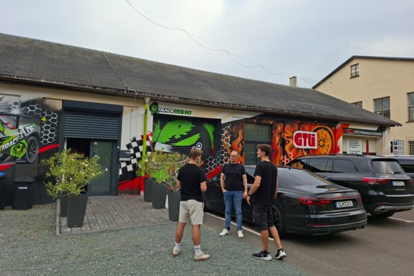 Blick auf das Gebäude der Herzfahrer von außen mit davorstehenden Besucher*innen des Jungunternehmer-Stammtisches  