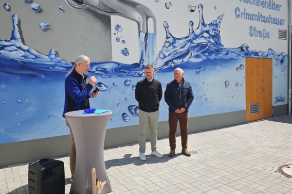 Severin Kühnast, Geschäftsführer der Stadtwerke Schmölln, erzählt einige Fakten rund um das Projekt. Daneben stehen Bürgermeister Sven Schrade und Aufsichtsratvorsitzender Claus Katzenberger.