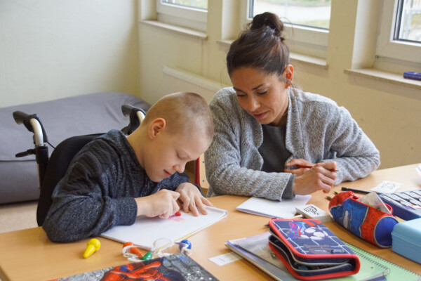 Schulbegleiterin bei der Arbeit
