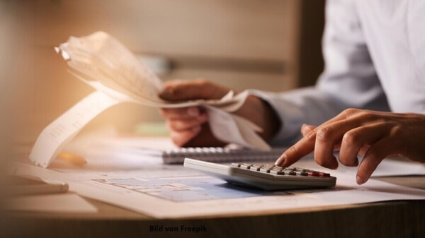 Steuern -Teaserbild - Hände einer Frau am Taschenrechner