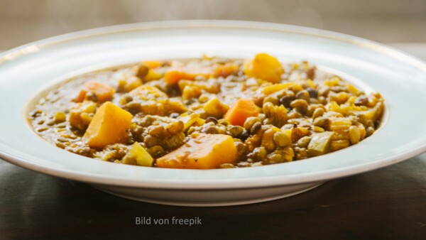 Ein Teller mit Linsensuppe