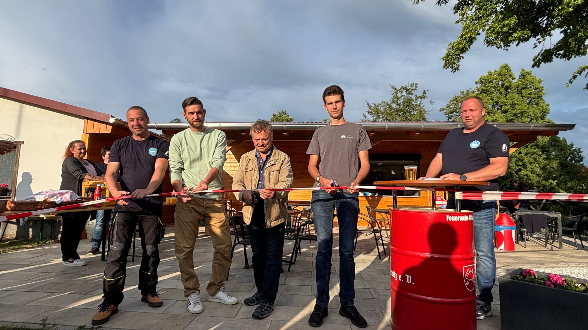 v.l.: Marco Bachmann Vereinsvorstand, Marcus Schädlich für die Fa. Hesselbarth, Edmund Wronski ehrenamtlicher Helfer, Linus Nehf für die Fa. Marco Heinig, Andy Franke Vereinsvorsitzender Beim Banddurchschnitt: v.l.: Marco Bachmann Vereinsvorstand, Marcus Schädlich für die Fa. Hesselbarth, Edmund Wronski ehrenamtlicher Helfer, Linus Nehf für die Fa. Marco Heinig, Andy Franke Vereinsvorsitzender