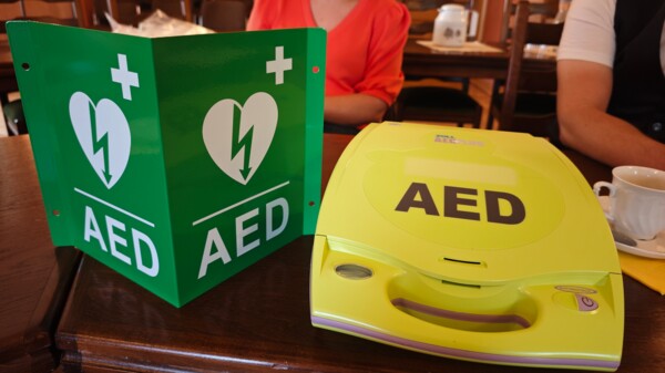 Ein AED-Gerät
