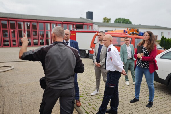 Führung auf dem Außengelände der Schmöllner Feuerwehr