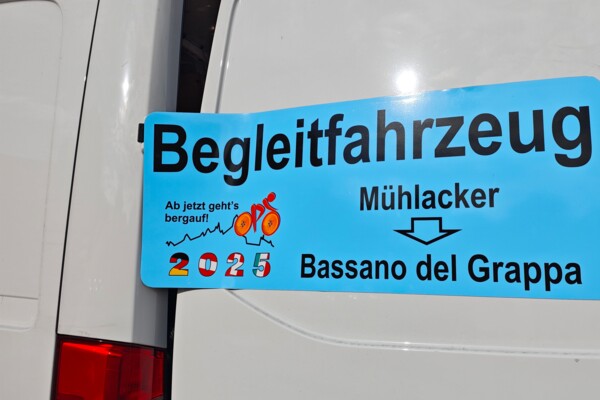 Das Begleitfahrzeug ist passend ausgerüstet.