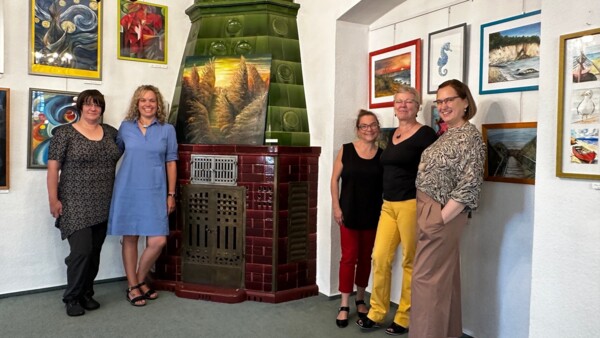 Die fünf Künstlerinnen Uta Brückner, Evi Gruner, Arlette Günzel, Dani Heger und Cornelia Fahlteich – auch bekannt als die „Montagsmaler“ – präsentierten eine farbenfrohe und vielseitige Auswahl ihrer Werke und schufen damit eine lebendige, sommerlich-leichte Atmosphäre im historischen Gebäude