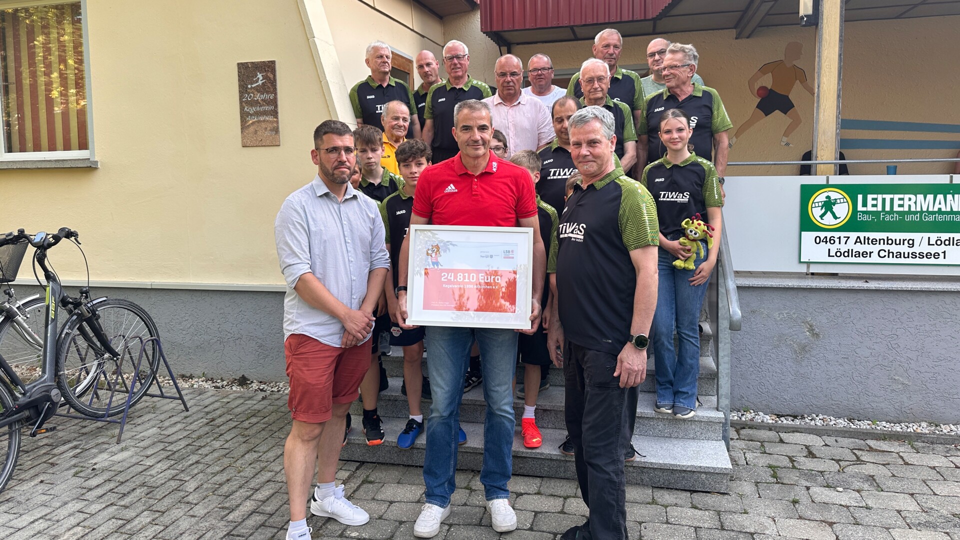 Kegelverein 1996 Altkirchen e.V. bekommt Zuwendung. Kegelverein 1996 Altkirchen e.V. bekommt Zuwendung.
