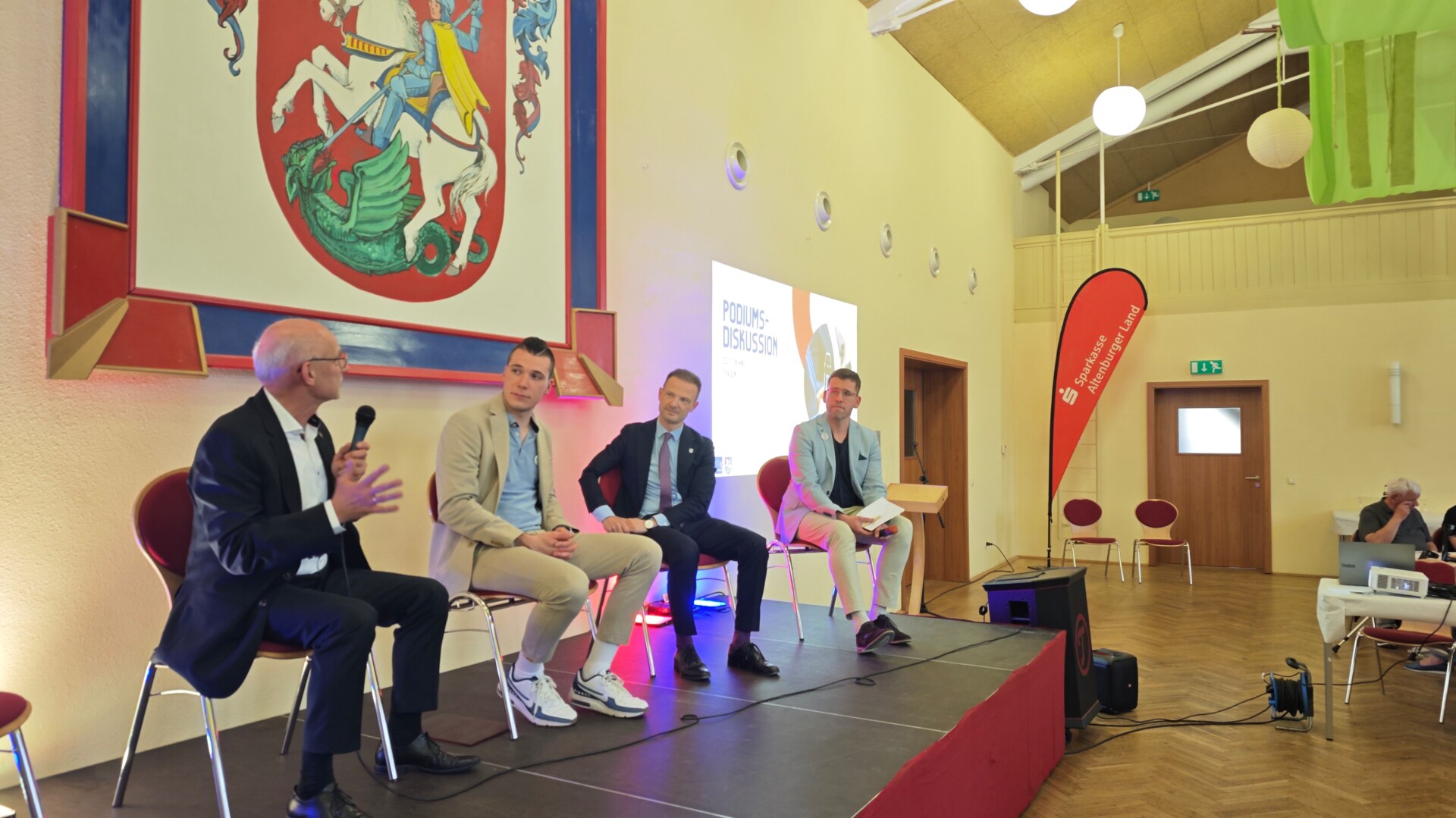 Podiumsdiskussion mit Landrat, Bürgermeistern und Ehrenamtaminister