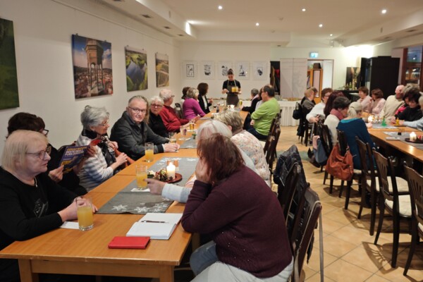 Blick in den vollen Raum - Plauderstunde zu Luise Neupert im Reussischen Hof Blick in den vollen Raum - Plauderstunde zu Luise Neupert im Reussischen Hof