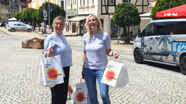 Julia Waldmann (Wirtschaftsförderin) und Sina Burkhardt (Veranstaltungsmanagement) freuen sich auf den Shopping-Abend.