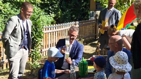 Kultusminister Christian Tischner zu Besuch in der Nemzer Rasselbande_Experimente mit Wasser Kultusminister Christian Tischner zu Besuch in der Nemzer Rasselbande_Experimente mit Wasser