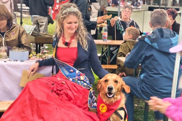 Kinderfest 2026 - Knopfprinzessin Constanze I. mit Besuchshund Barney Kinderfest 2026 - Knopfprinzessin Constanze I. mit Besuchshund Barney