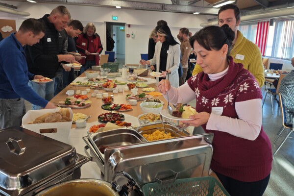 Ein großes Bufett lud zum Essen ein Ein großes Bufett lud zum Essen ein