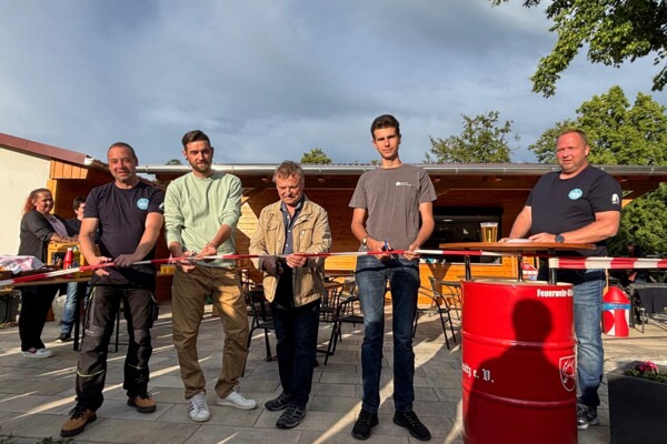 Beim Banddurchschnitt: v.l.: Marco Bachmann Vereinsvorstand, Marcus Schädlich für die Fa. Hesselbarth, Edmund Wronski ehrenamtlicher Helfer, Linus Nehf für die Fa. Marco Heinig, Andy Franke Vereinsvorsitzender