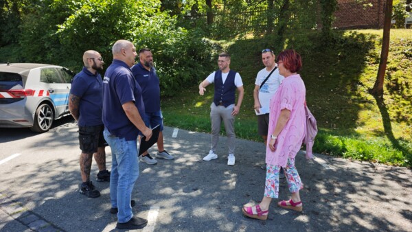 Kollegen vom Ordnungsamt, Verkehrsbehörde, Friedhofswesen, Bürgermeister und Stadtratsmitglied Rauschenbach begutachteten die Parksituation auf dem Friedhof. Kollegen vom Ordnungsamt, Verkehrsbehörde, Friedhofswesen, Bürgermeister und Stadtratsmitglied Rauschenbach begutachteten die Parksituation auf dem Friedhof.