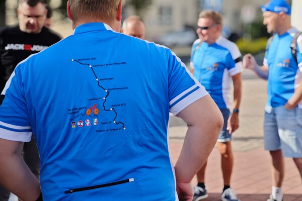Jeder Sportler hat ein eigenes Trikot, auf dem die Strecke abgebildet ist.
