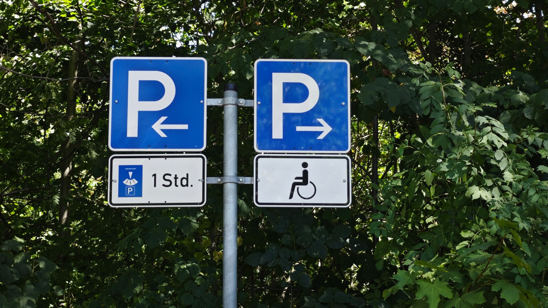 Parkbeschilderung am Friedhof Parkbeschilderung am Friedhof