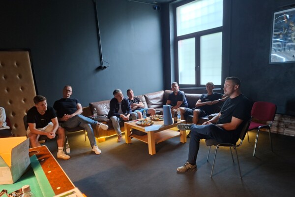 Blick in die Diskussionsrunde um einen kleinen Tisch herum in den Räumlichkeiten bei Herzfahrer beim Jungunternehmer - Stammtisch 