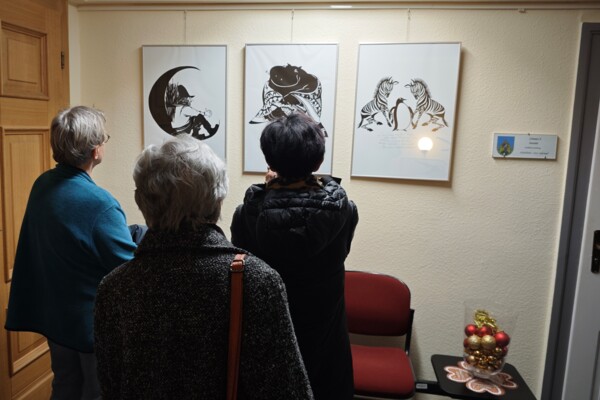 Bürgerinnen betrachten die Werke von Luise Neupert. Bürgerinnen betrachten die Werke von Luise Neupert.